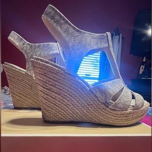 Micheal Kors Vanilla wedges size 8